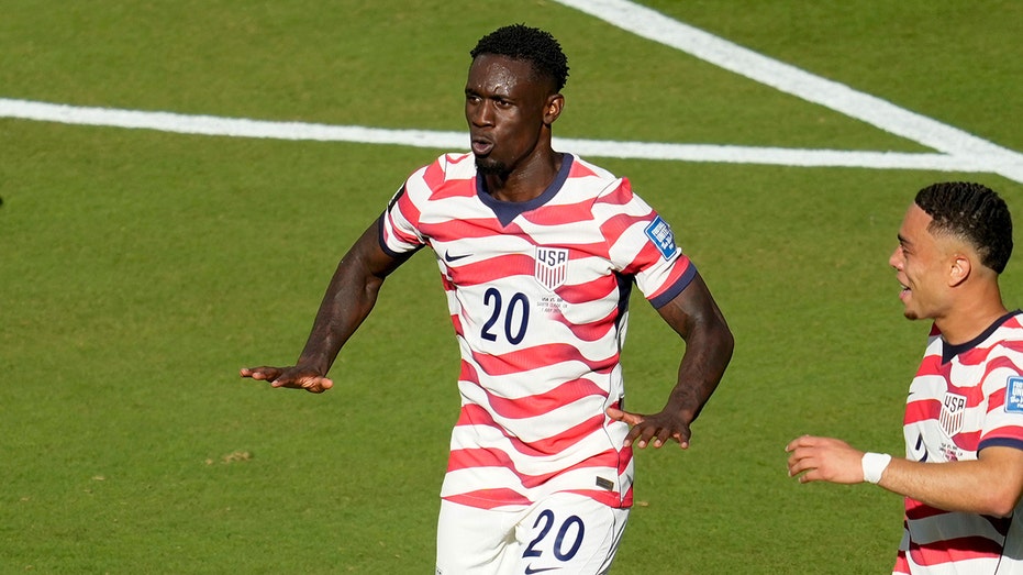 美国国脚巴洛贡致敬詹姆斯 世界杯32强赛破门